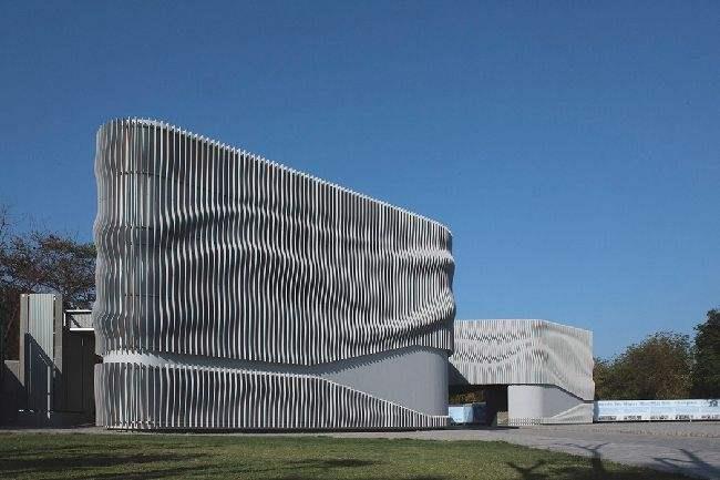 通化浅谈现代建筑采用网架结构安装的主要优势和应用